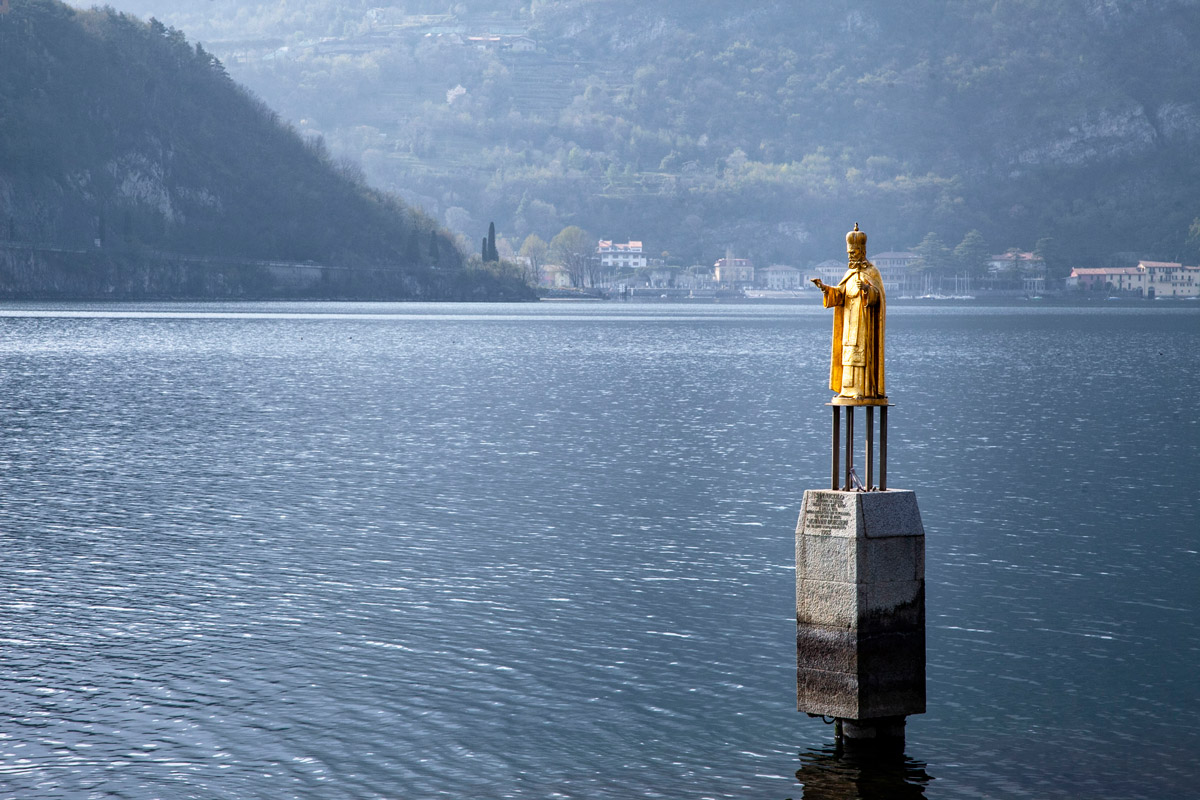 Statua di San Nicolò nelle acque del lago di Como