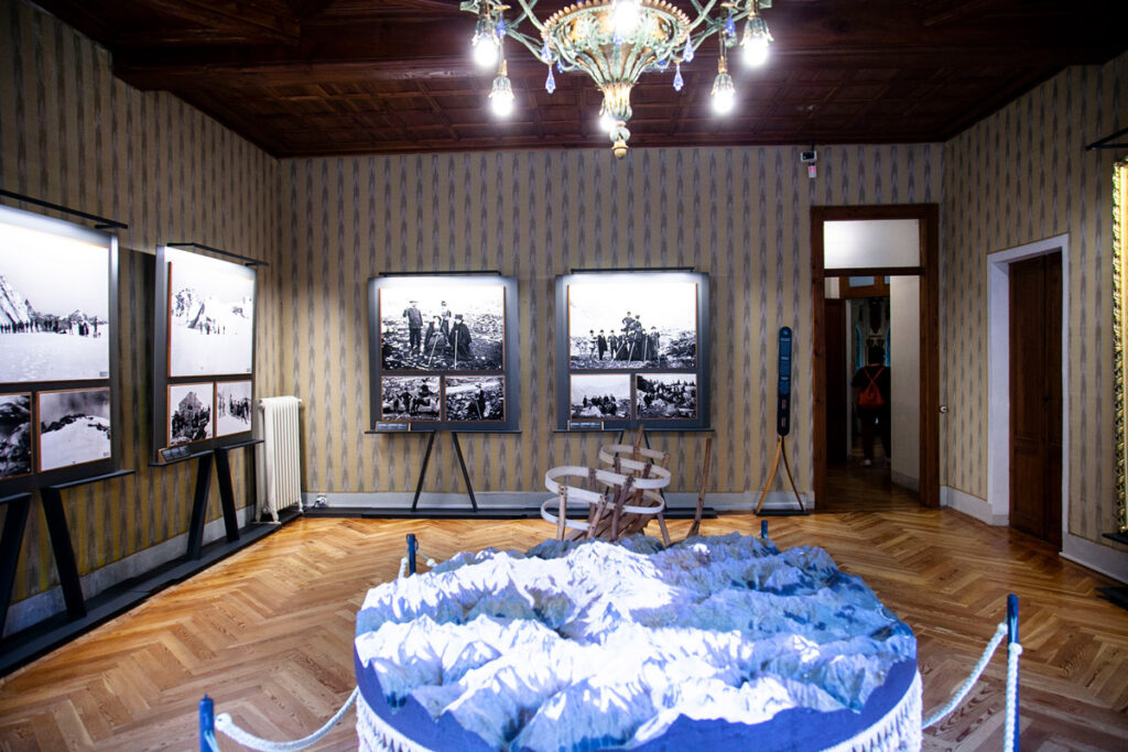 Camera da letto della marchesa di Villamarina con mostra fotografica su Regina Margherita e plastico delle montagne