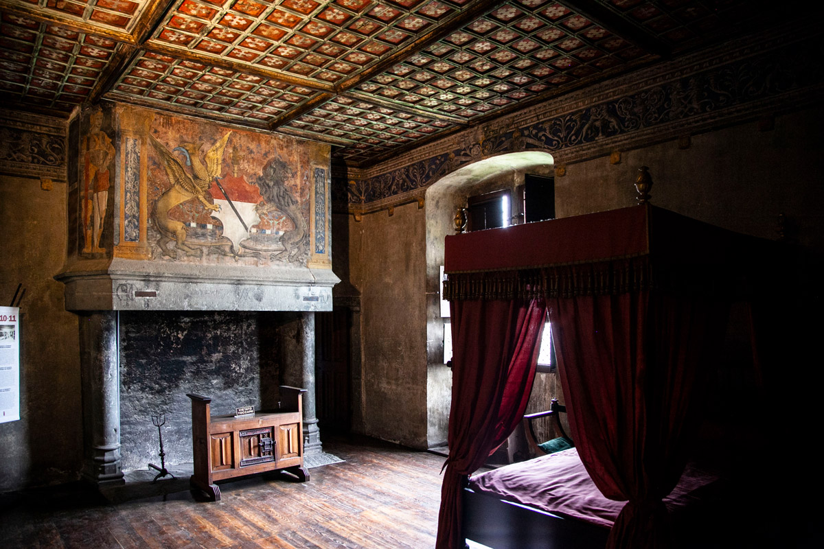 Camera da letto di Giorgio di Challant con letto a baldacchino e affresco sul camino