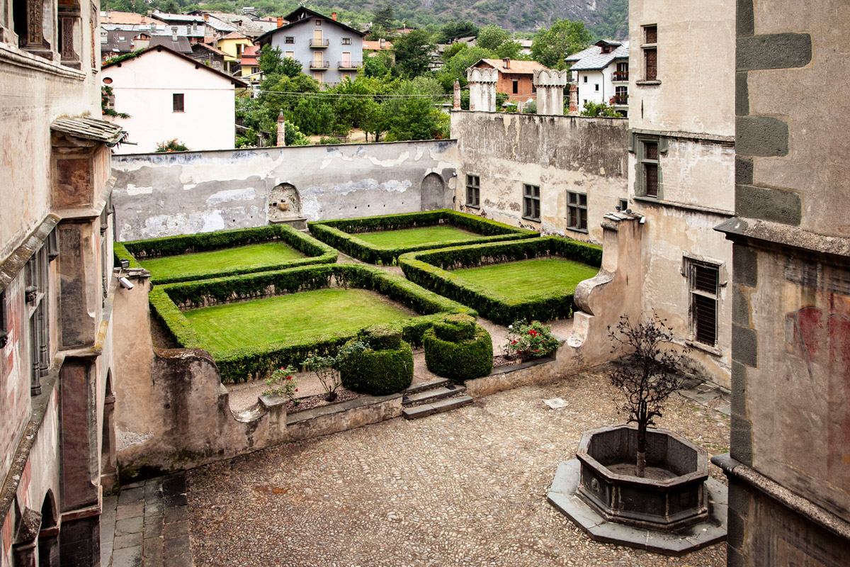 Cortile del castello di Issogne con giardino all'italiana