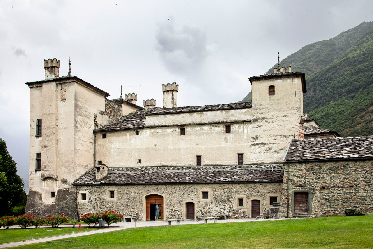 Il Castello di Issogne visto da dentro le mura esterne