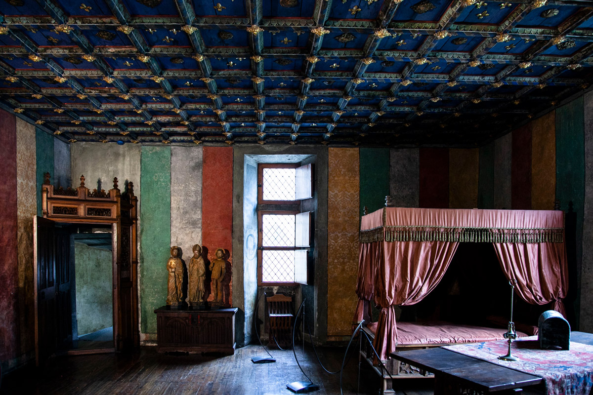 Il letto e gli arredi della sala del re di Francia al castello di Issogne