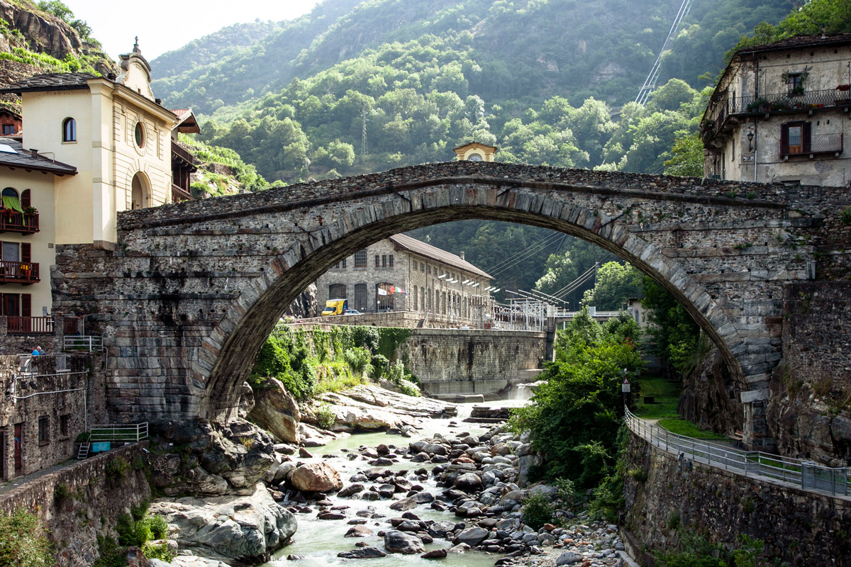 Ponte romano - confine tra Montagna e pianura ad inizio della valle di Gressoney