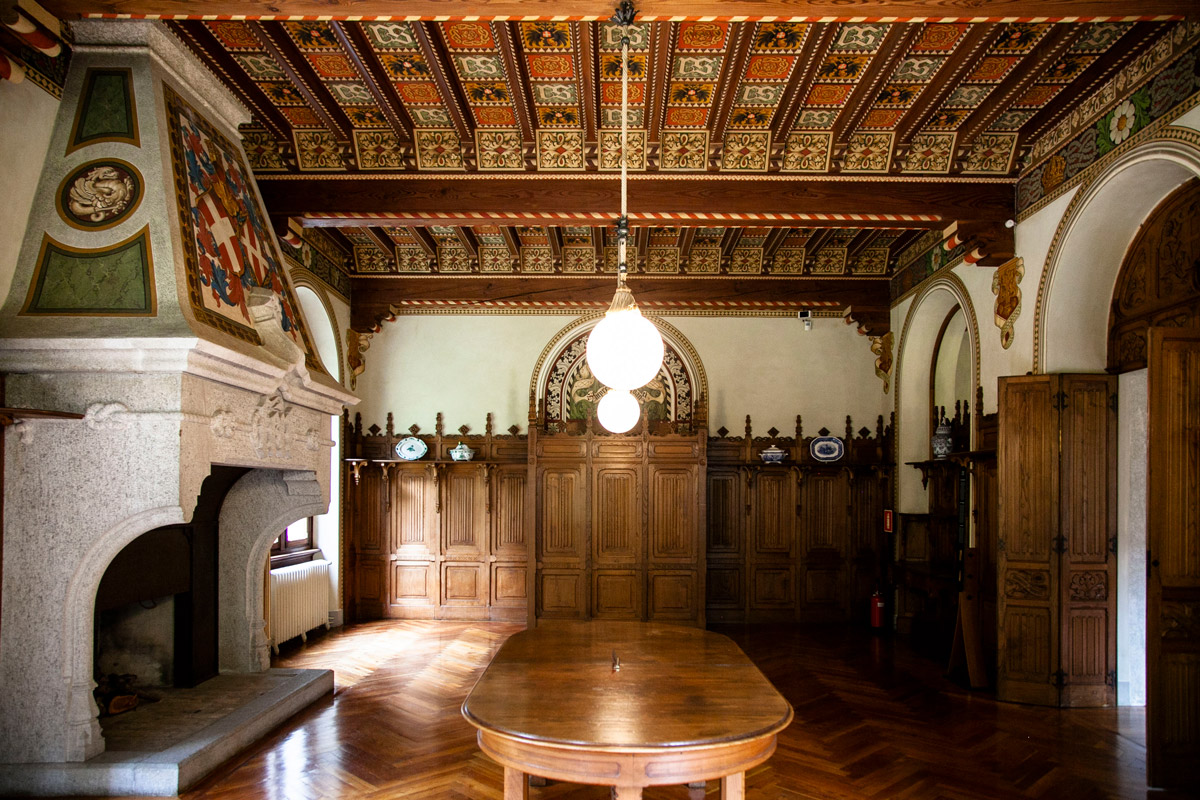 Sala da pranzo di Castel Savoia con tavolo originario e camino