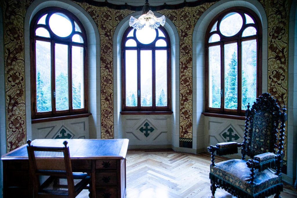 Studio della regina Margherita con finestre sul Monte Rosa