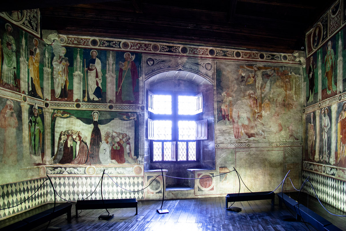 Affresco nella cappella del castello di Fénis con Madonna della Misericordia che accoglie la famiglia Challant sotto al mantello