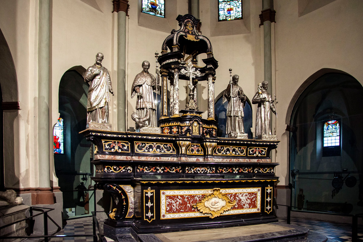 Altare maggiore in stile barocco