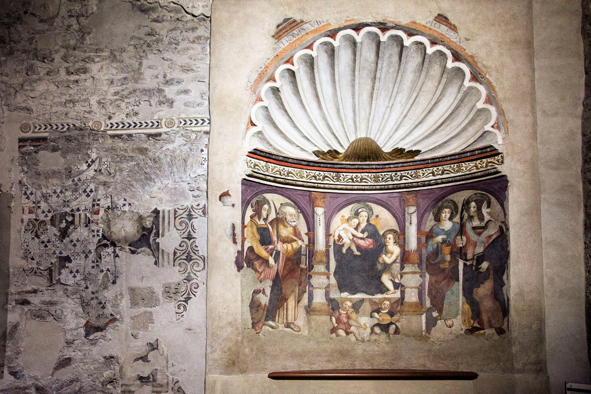 Antichi affreschi nella cattedrale di Santa Maria Assunta
