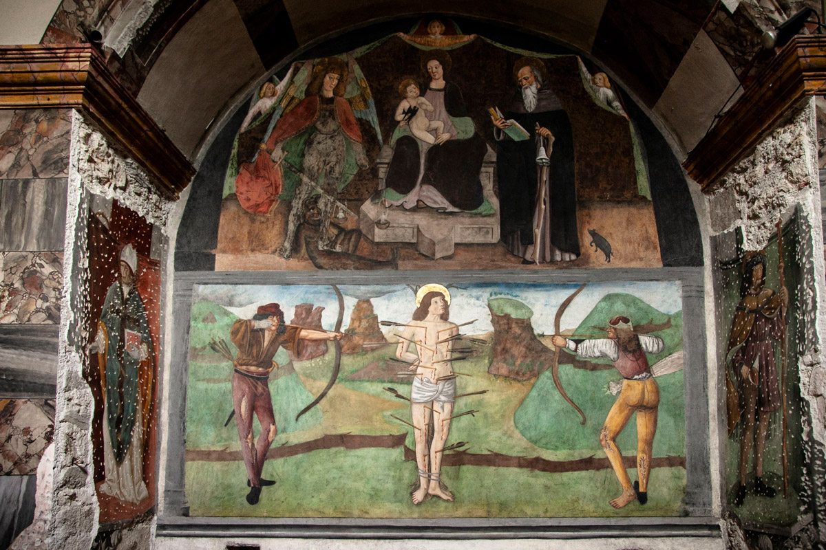 Antichi affreschi nella chiesa collegiata dei Santi Pietro e Orso