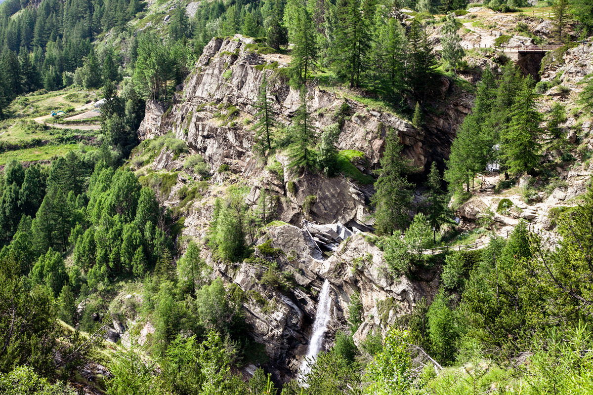 Cascata di Lillaz tra le rocce - Vista dal sentiero del lago di Loie