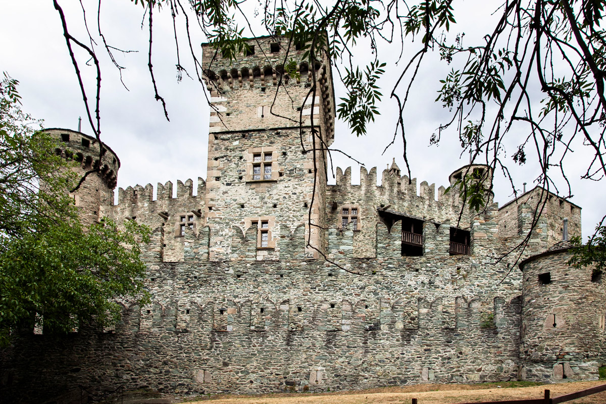 Castello di origine duecentesca con cinta muraria e torri
