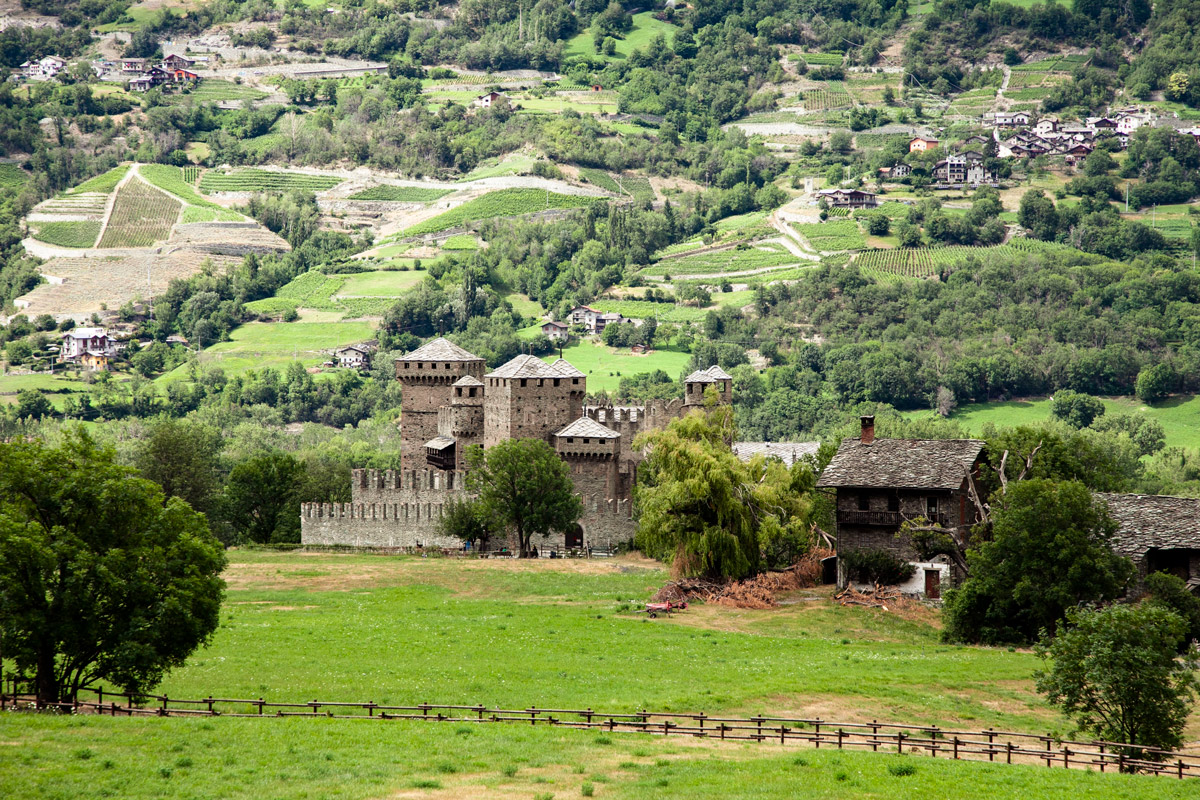 Collina su cui sorge il castello nella frazione Chez Sapin