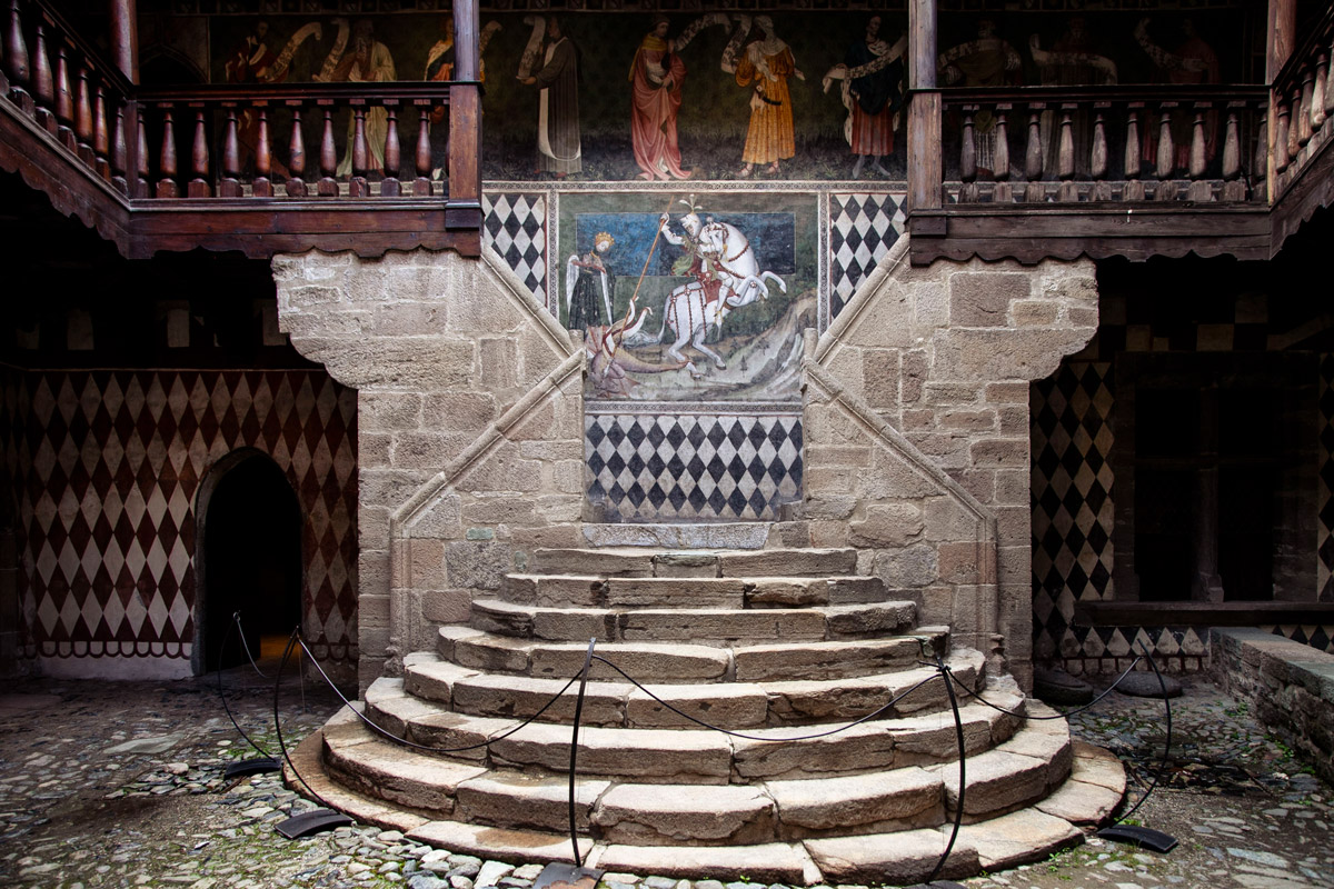 Cortile interno del castello di Fénis con affreschi e scala semicircolare - Affresco di San Giorgio