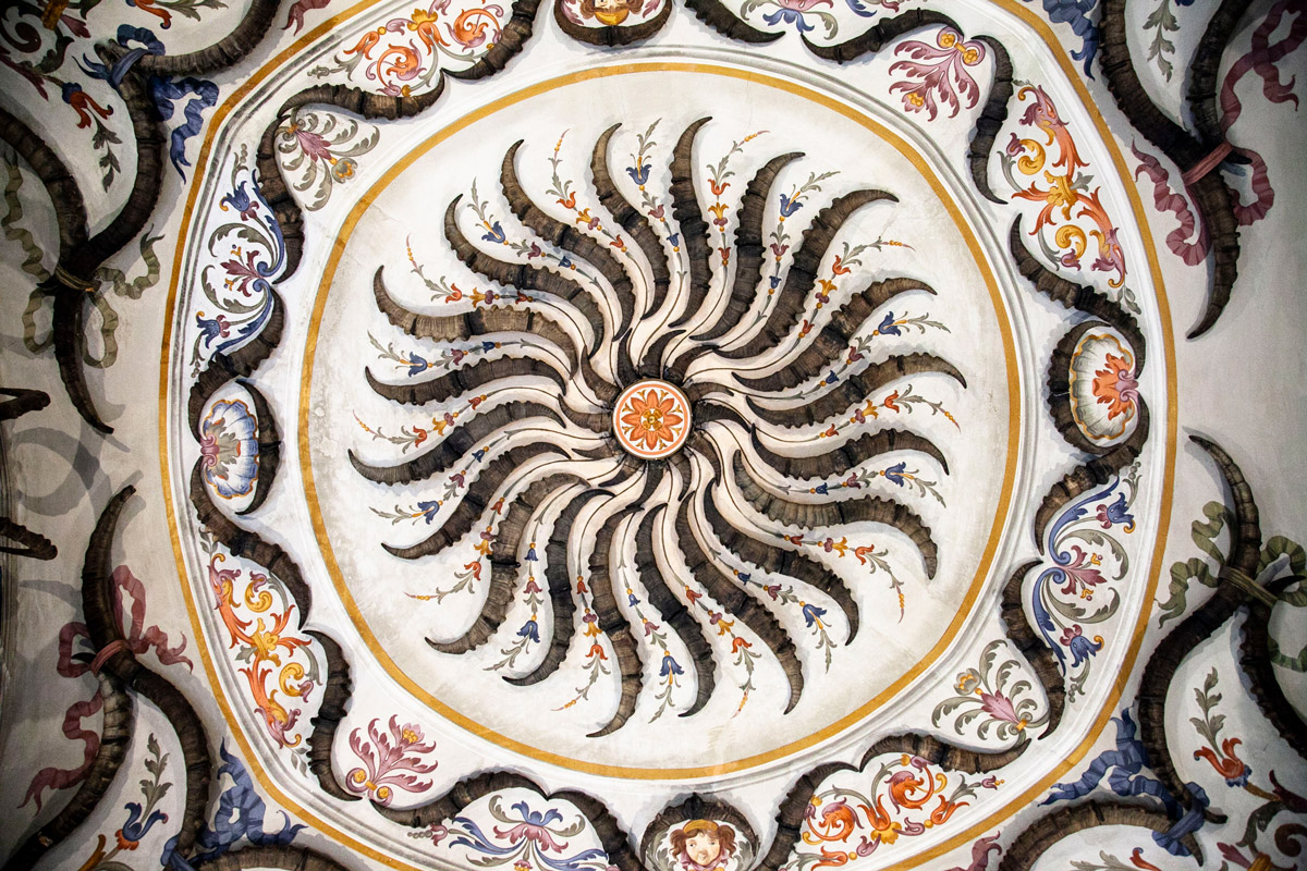 Dettaglio della decorazione con corna di animali nel castello Reale di Sarre