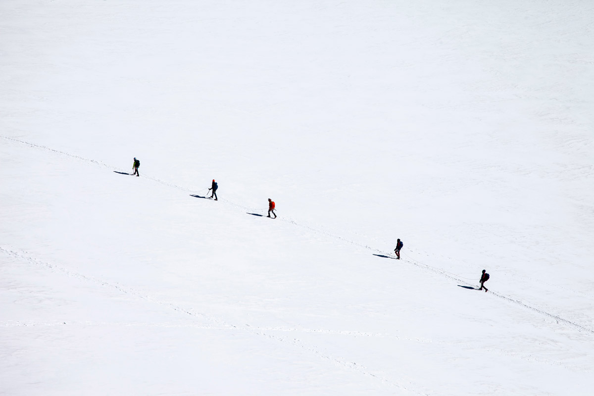 Escursionisti attrezzati che camminano sul ghiacciaio - Skyway Monte Bianco