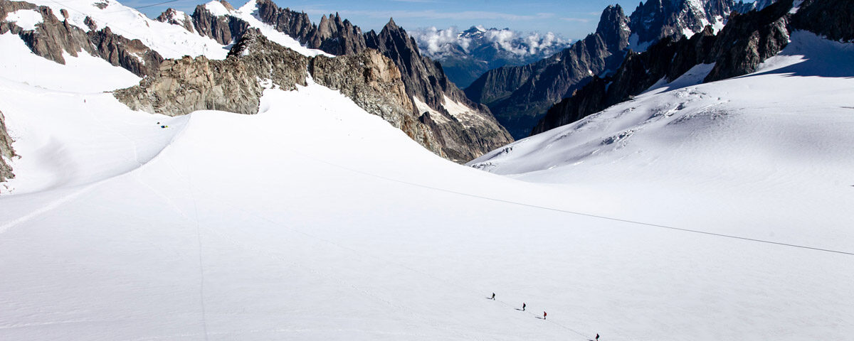 Escursionisti sotto ai cavi della funivia che collega Punta Helbronner a Aiguille du Midi - Skyway Monte Bianco