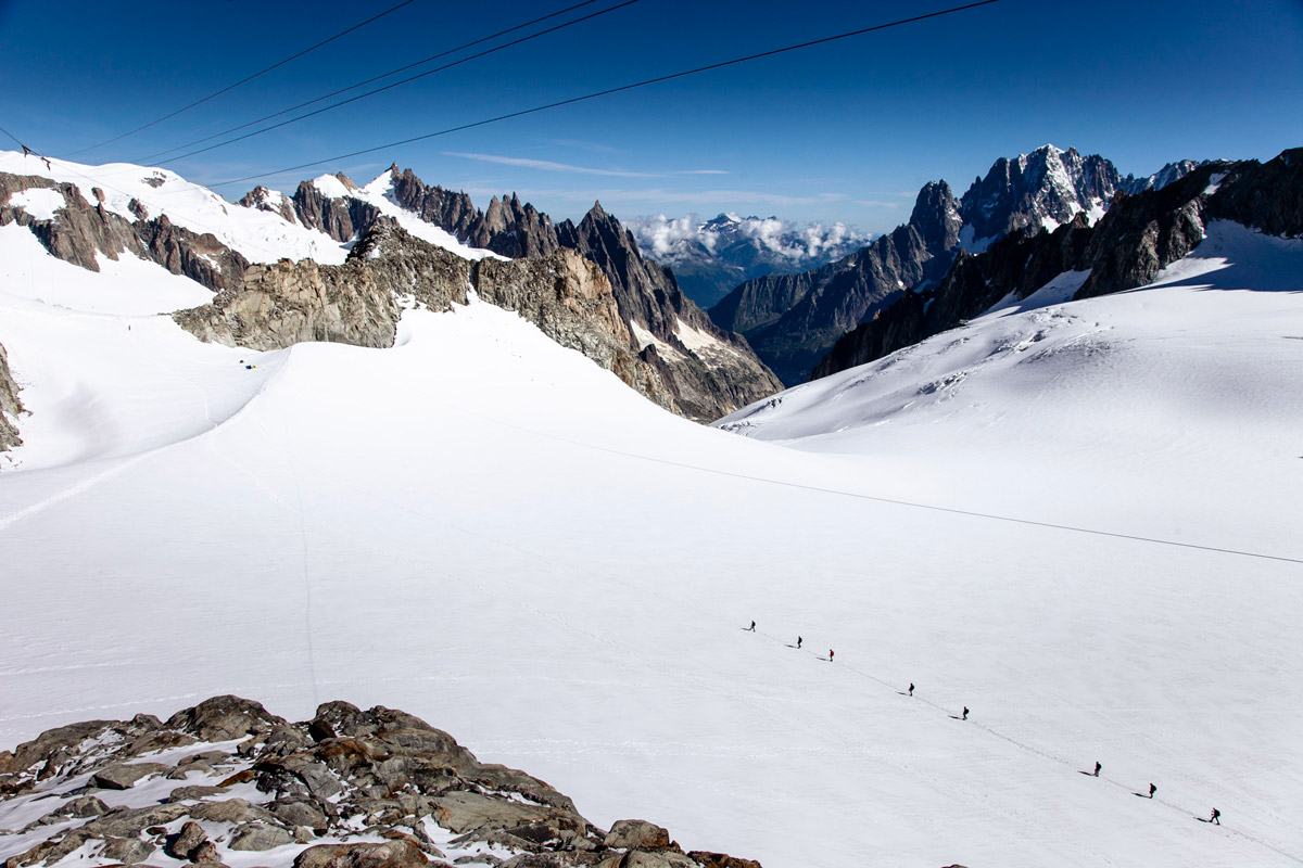 Escursionisti sotto ai cavi della funivia che collega Punta Helbronner a Aiguille du Midi - Skyway Monte Bianco