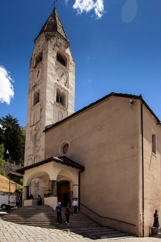 Facciata e campanile della chiesa di San Pantaleone a Courmayeur