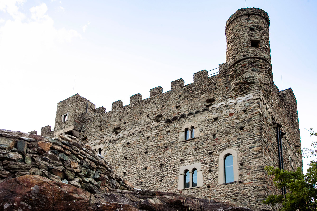 Facciata meridionale del castello di Ussel con torre circolare all'angolo