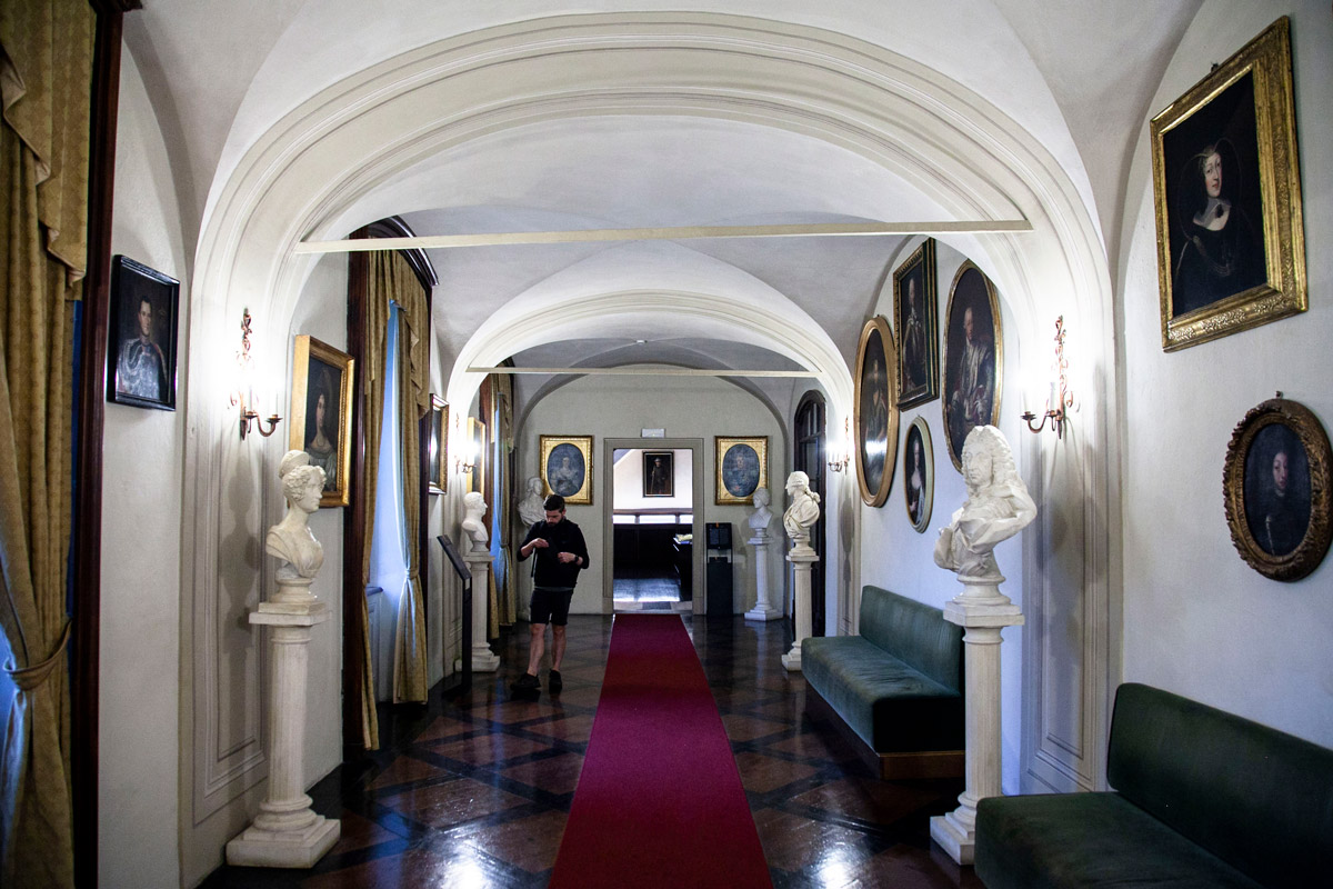 Gallerie al pian terreno con dipinti e busti della famiglia Savoia