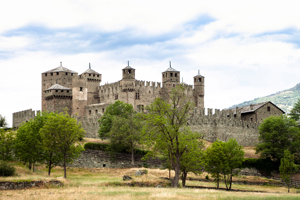 Il castello di Fénis a pianta pentagonale con torrette circolari agli angoli