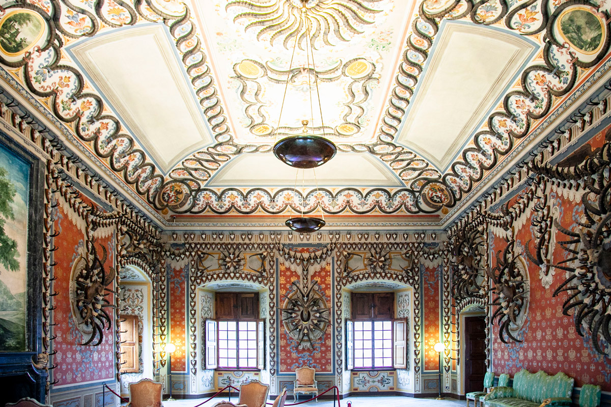 Il salone dei Trofei del castello Reale di Sarre con le sue decorazioni in corna