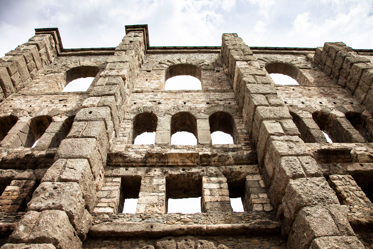 Imponente facciata meridionale del teatro romano di Aosta