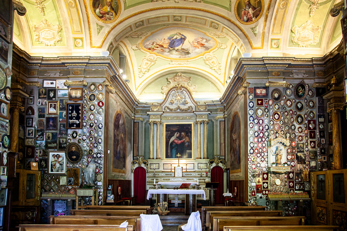 Interni del Santuario di Notre-Dame-de-Guérison con ex voto