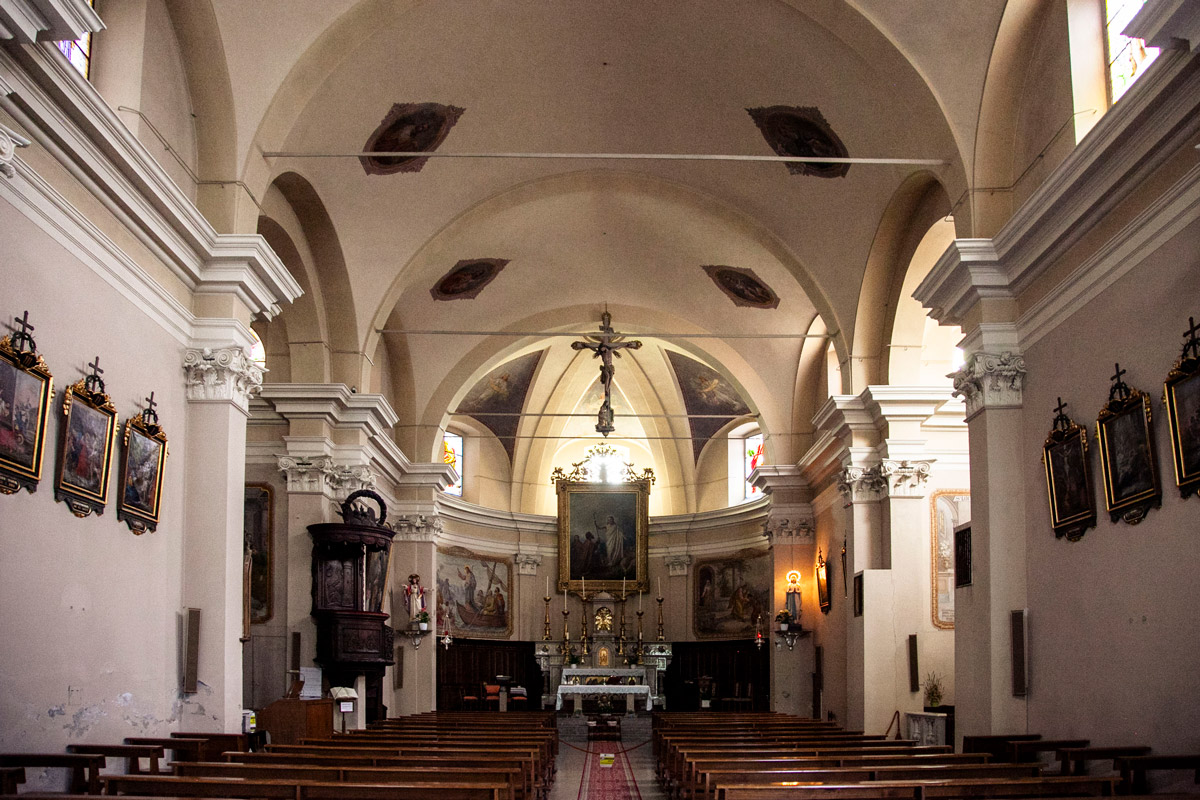 Interni della chiesa dei Santi Pietro e Paolo