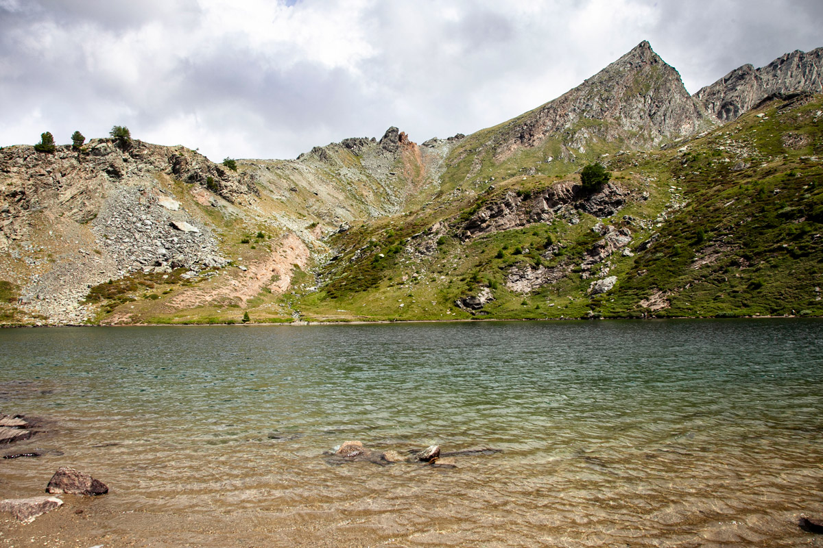 Le acque del lago di Loie tra le montagne delle Alpi di Bardoney - Valle d'Aosta
