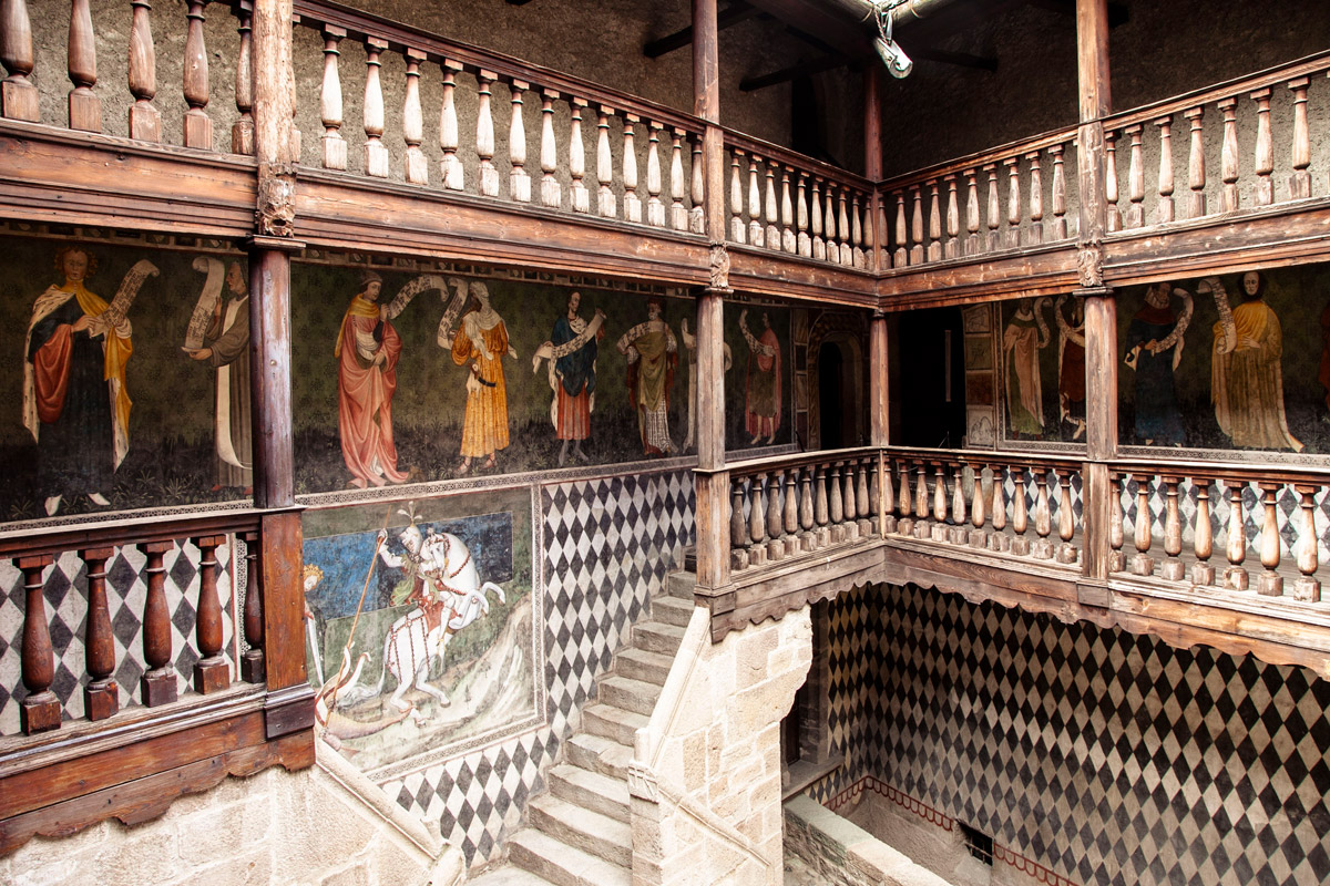 Loggiati e affreschi nel cortile del castello di Fénis