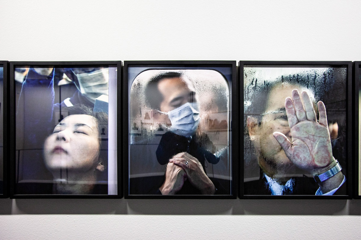 Michael Wolf - Fotografie della serie Tokyo Compression - Persone in metropolitana - Mostra Civilization a Forlì