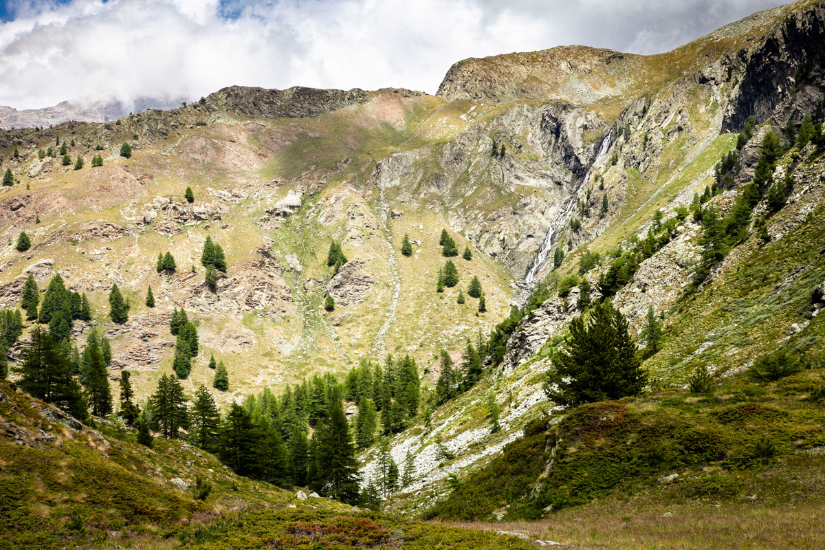 Ripide montagne con sentiero difficoltoso nel parco nazionale Gran Paradiso - Lillaz