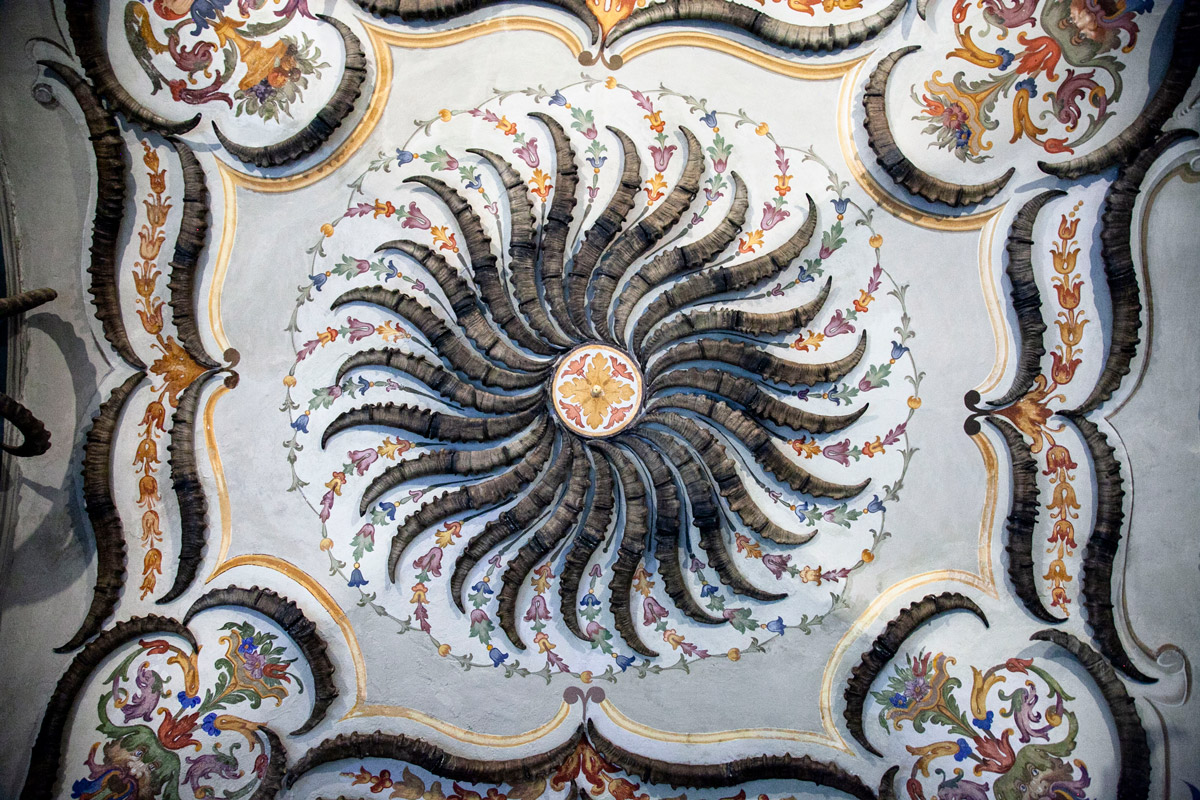 Rosone ottenuto con corna di stambecco nel castello Reale di Sarre