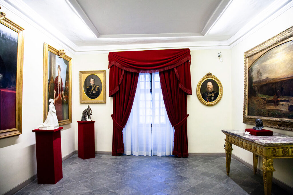 Sala Reale del castello Reale di Sarre con testa di Giuseppe Garibaldi e dipinti