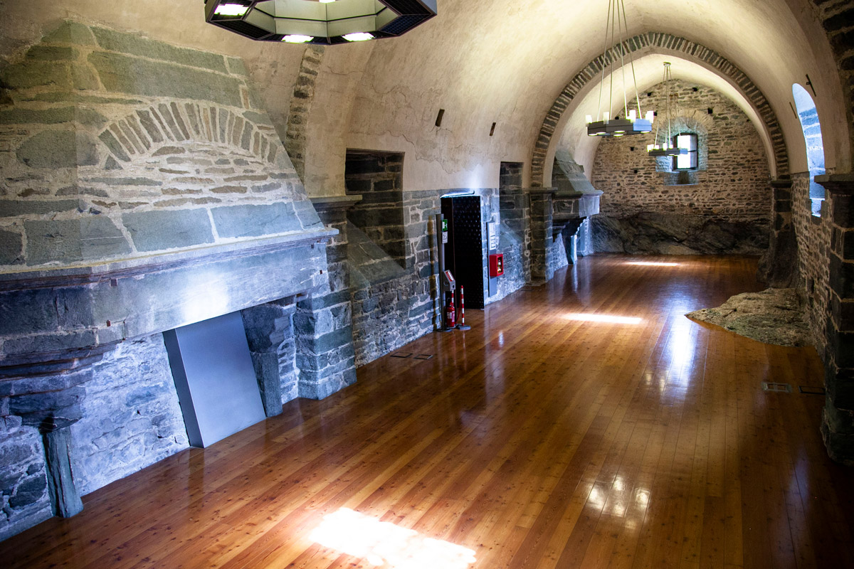 Sala d'Armi del castello di Verrès con pietra nel pavimento