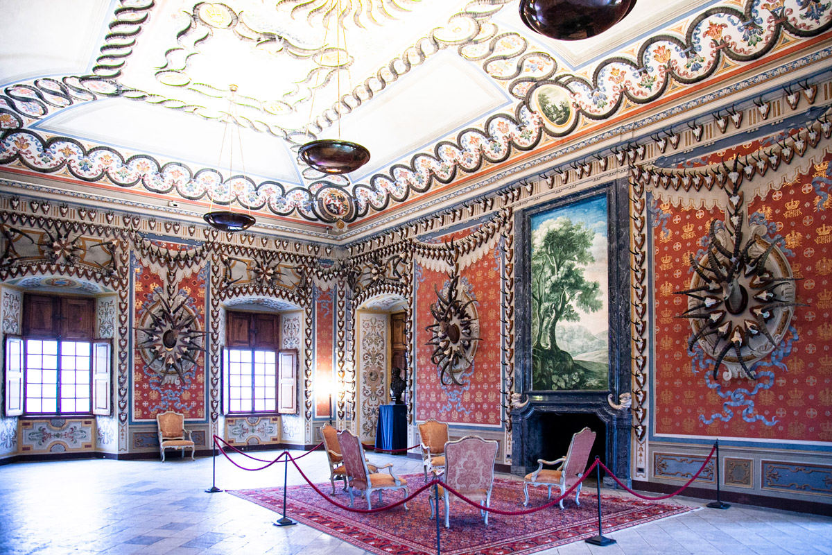 Salone dei Trofei nel castello Reale di Sarre con corna di stambecchi e camosci