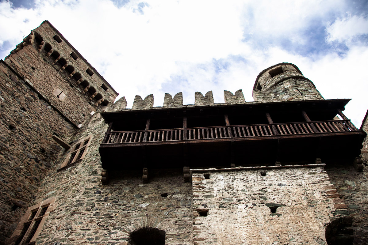 Torri e merletti medievali nel castello di Fénis