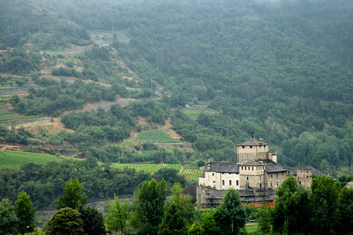 Vista panoramica del Castello Sarriod de La Tour in pianura