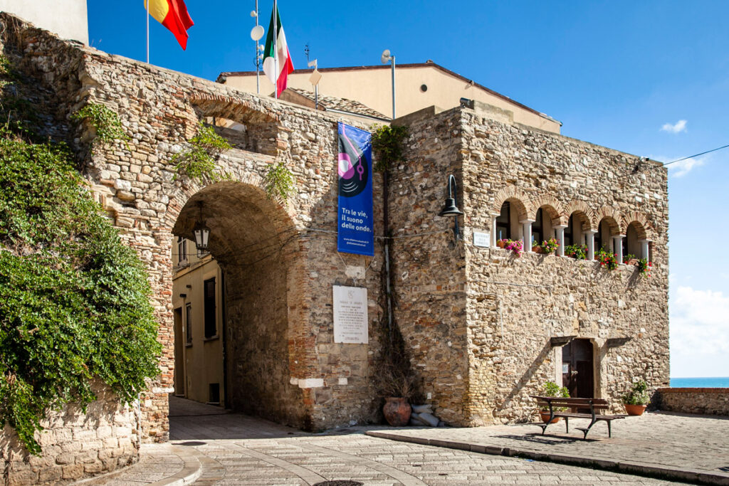 Ingresso di Porta Nuova al borgo storico di Termoli e terrazza