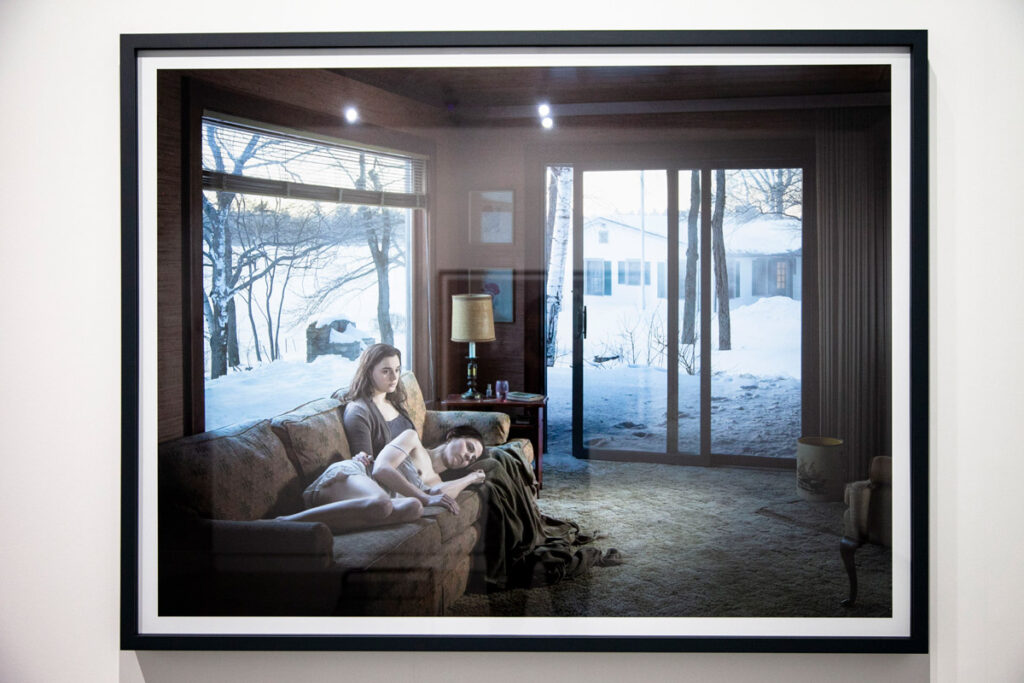 Mother and Daughter - Fotografia di Gregory Crewdson del 2014 - Cathedral of the Pines