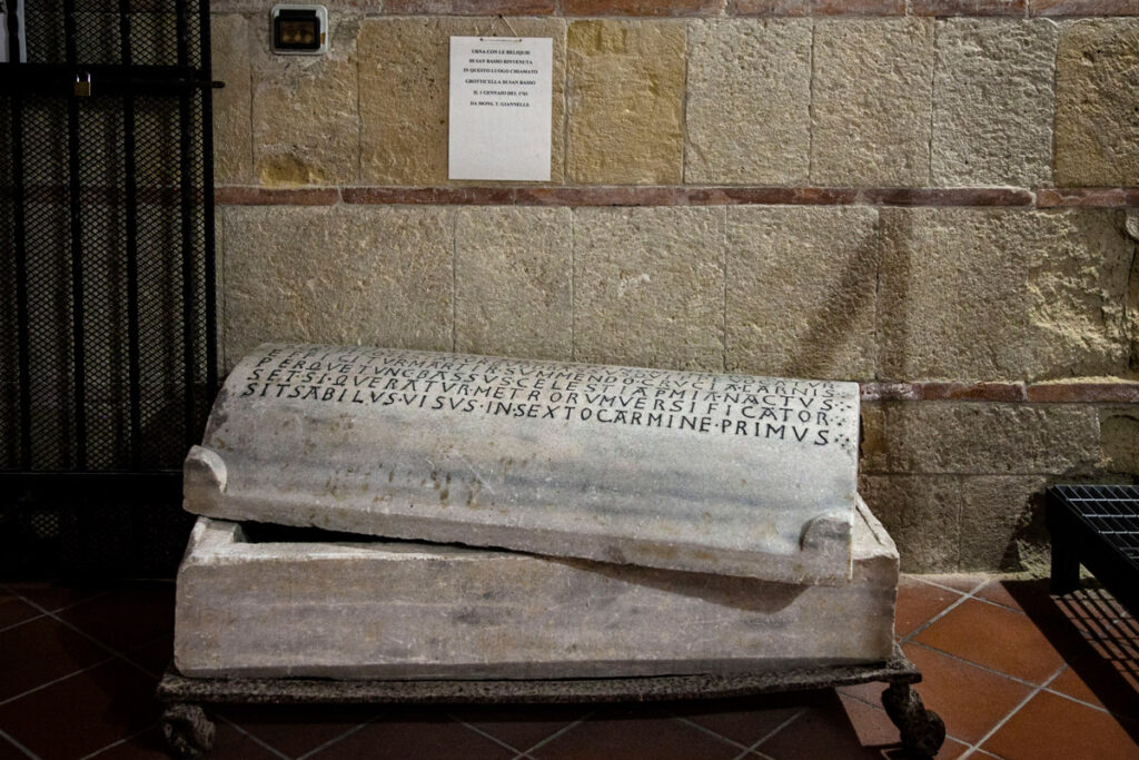 Pietra che copriva le reliquie di San Basso