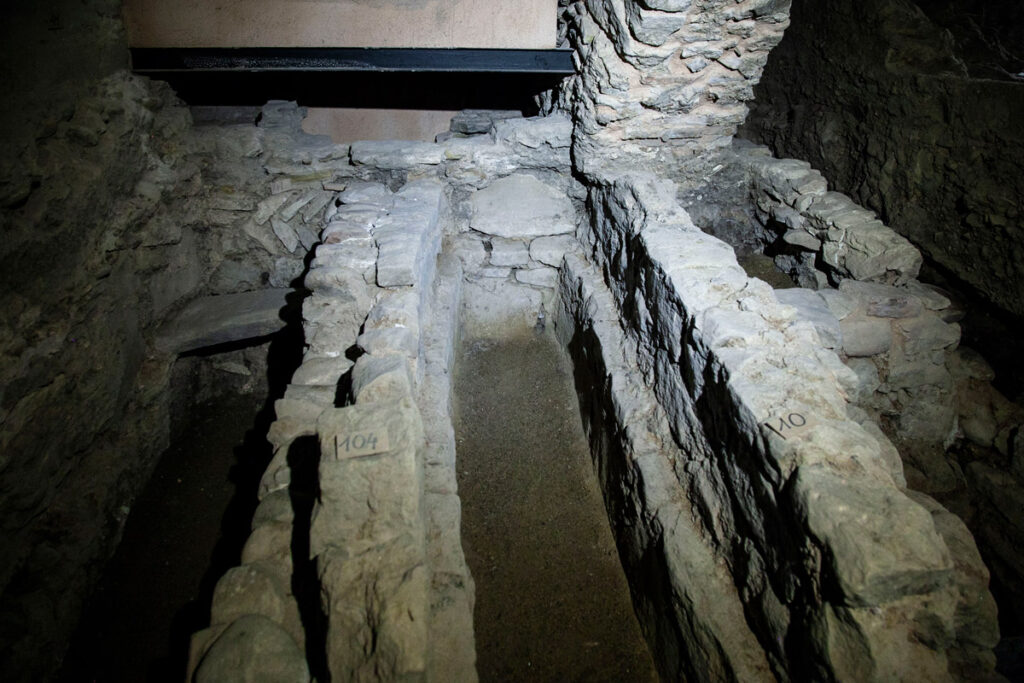 Tombe antiche nella necropoli del palazzo della casa episcopale