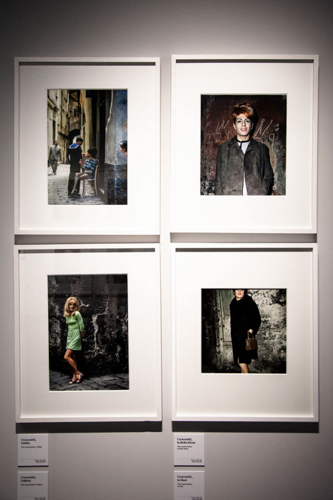 Travestiti di Genova fotografati a colori - Mostra alle Gallerie d'Italia