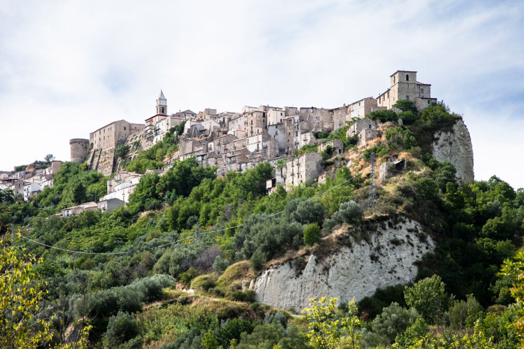 Borgo e castello di Civitacampomarano a strapiombo sulla roccia