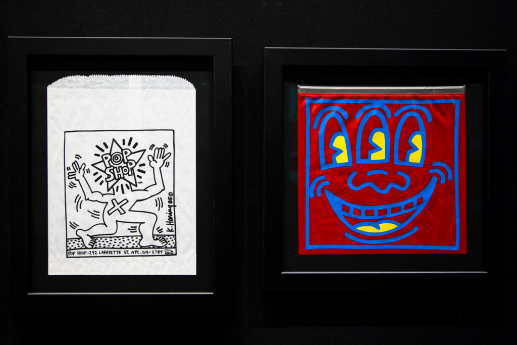 Busta di carta bianca del Pop Shop e Astuccio Rosso con illustrazione - Gadget di Keith Haring