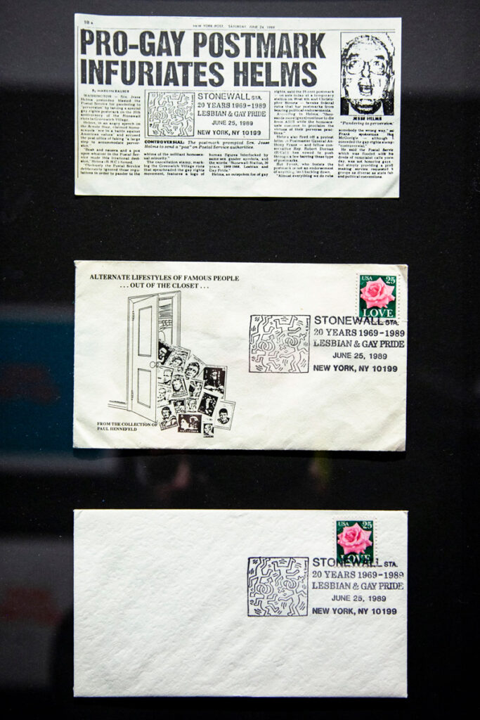 Buste postali degli Stati Uniti con vidimazione commemorativa dei moti di Stonewall e articoli di giornale - 1989