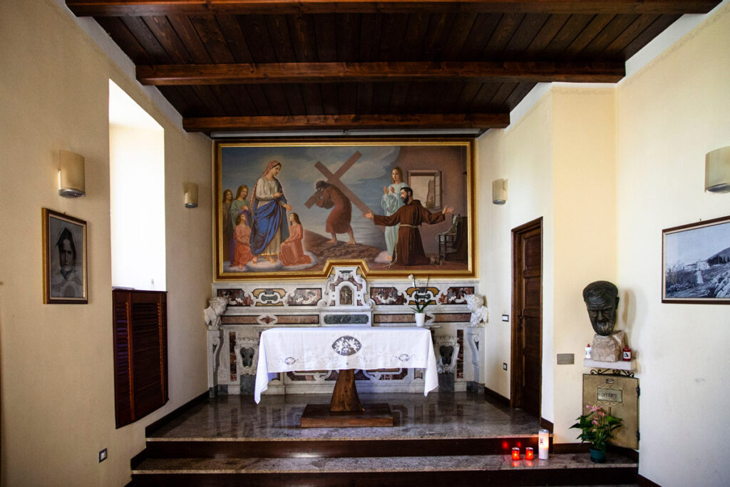 Cappella con statua di padre Pio nella chiesa di Santa Maria del Monte