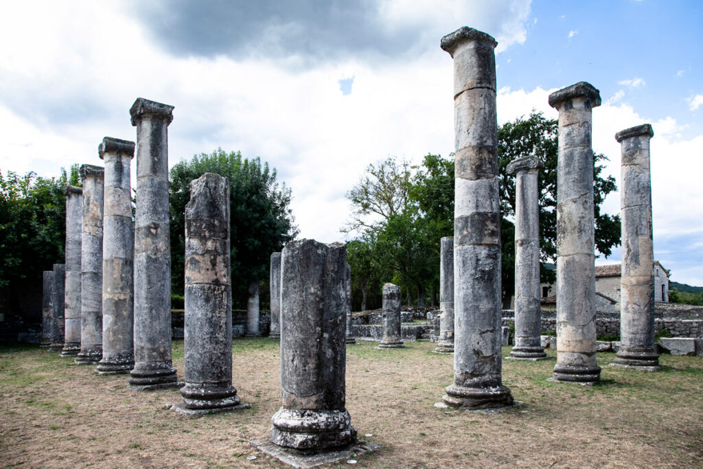 Colonne - Resti archeologici della Basilica del foro romano di Altilia Sepino