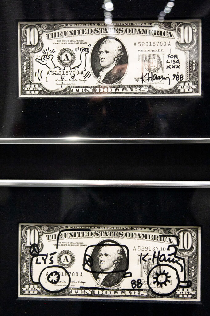 Disegni di un uomo muscoloso e di una automobile su una banconota da 10 dollari - Keith Haring
